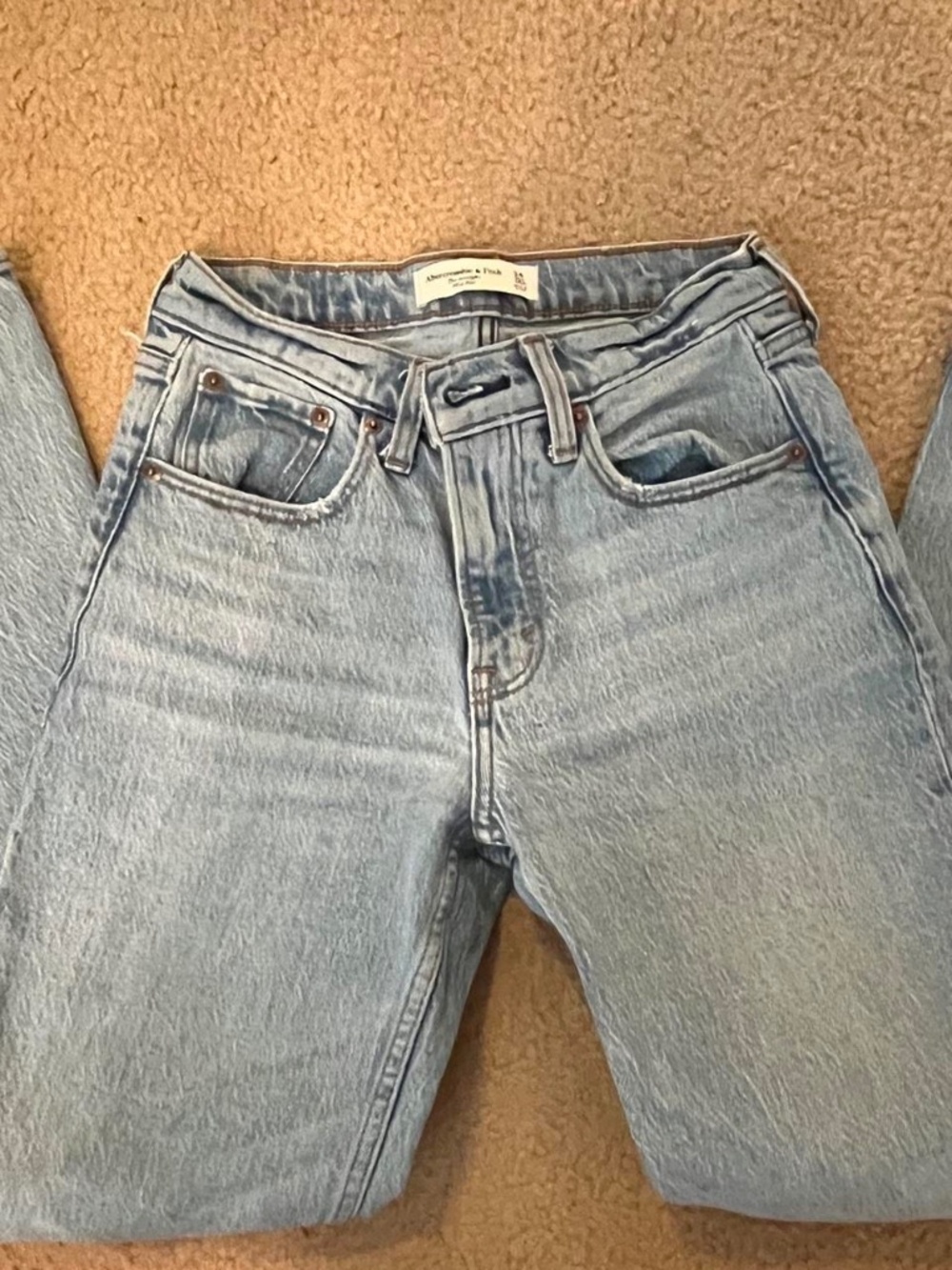 abercrombie midrise straight leg jean in a light wash. size 00/24 short